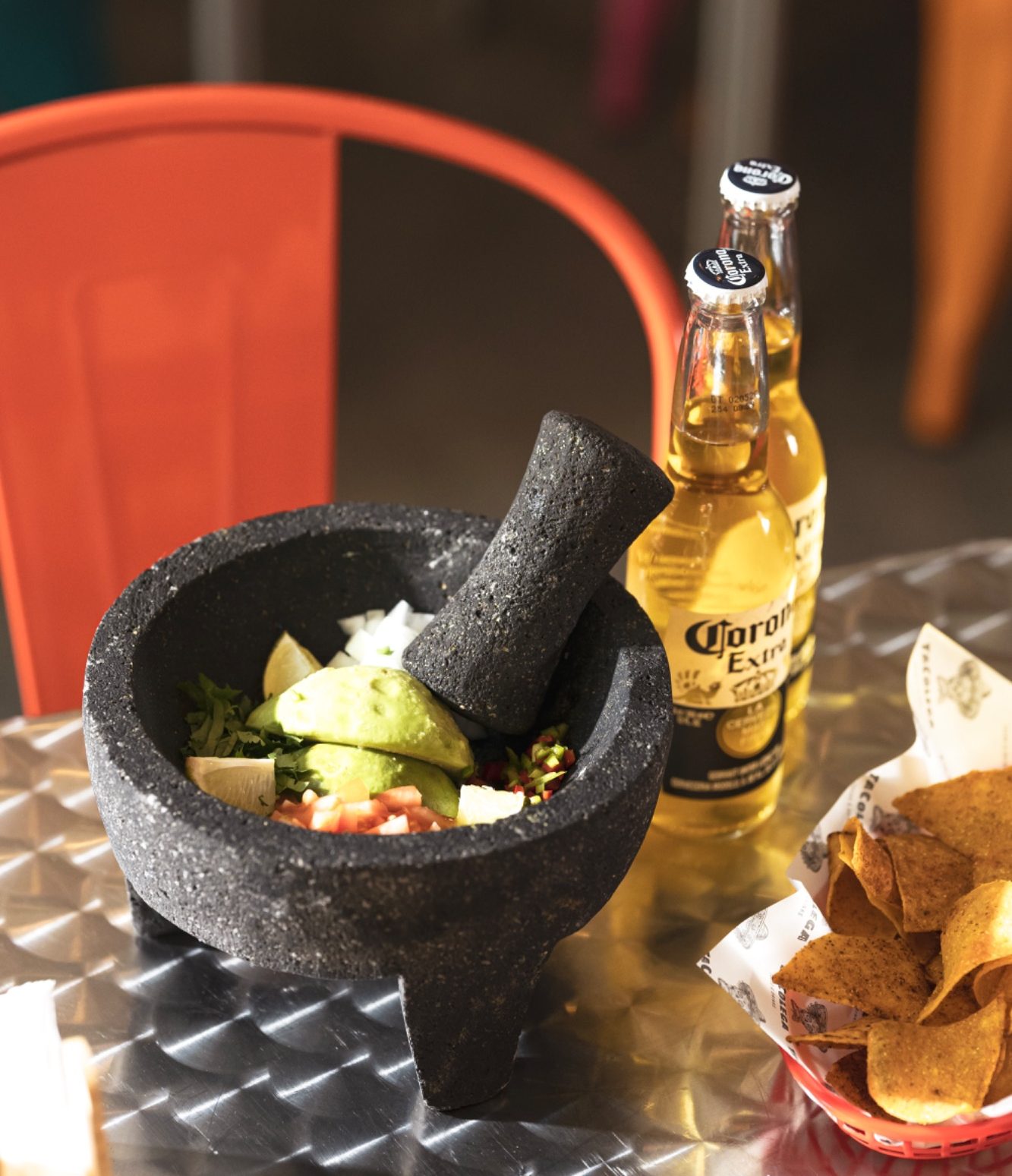 Corona Beer mit frischer Guacamole und Tortilla Chips bei Tacolega